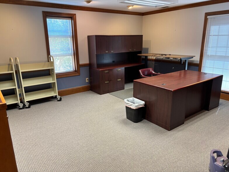 More Photos Of 1500-1502 Orchard Lake Dr, Charlotte Office For Lease