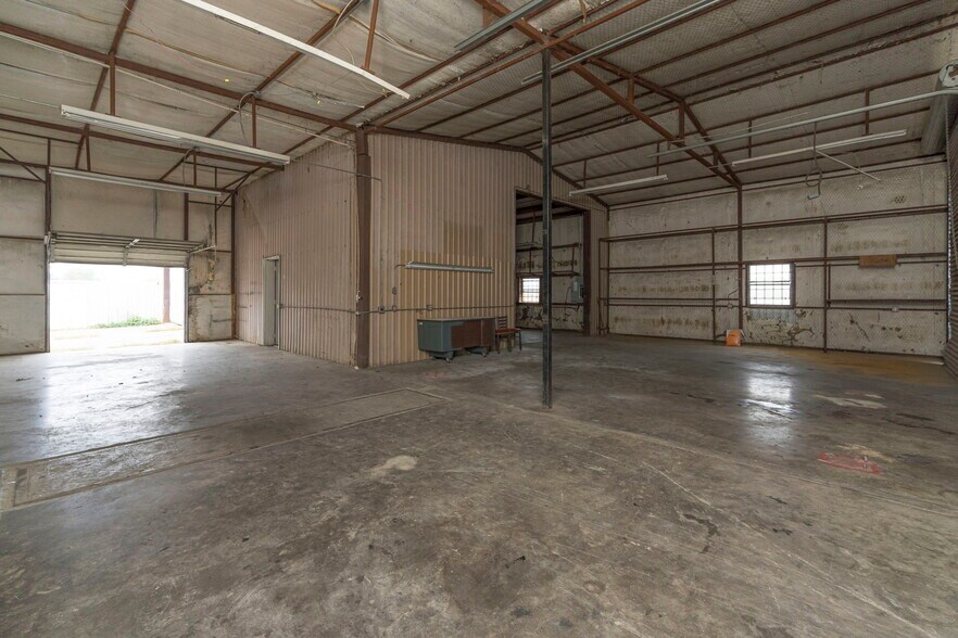 More Photos Of 108 West Gillum, Grandview Warehouse For Sale