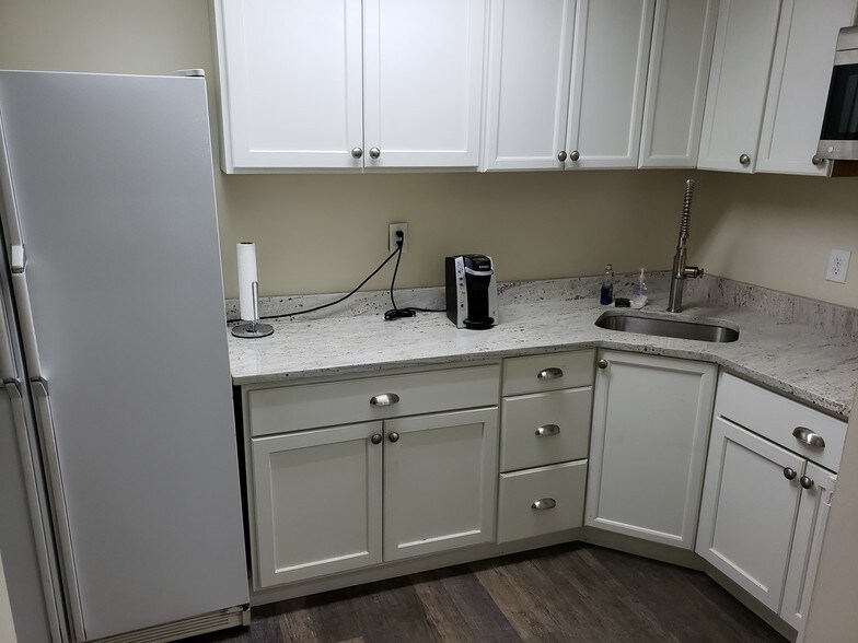 More Photos Of 33 Elm St, Merrimack Warehouse For Lease