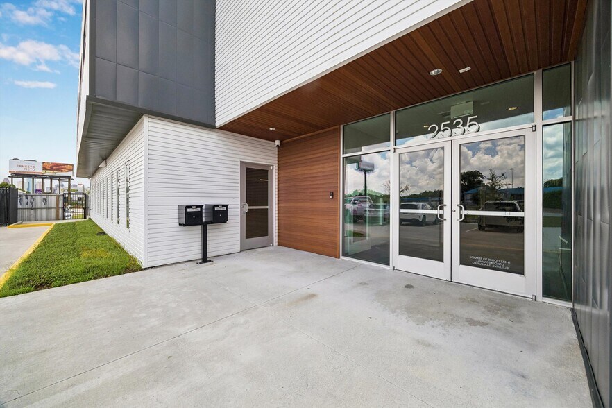 More Photos Of 2535 North Fwy, Houston Office For Lease