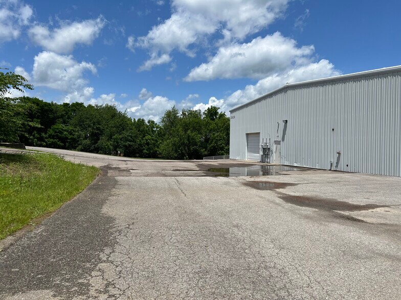 More Photos Of 1113 Alex Dr, Elizabethtown Flex For Lease