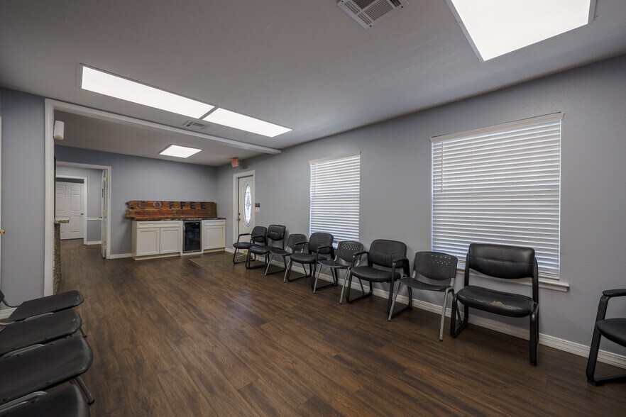 More Photos Of 601 S Broadway St, Grove Medical For Sale