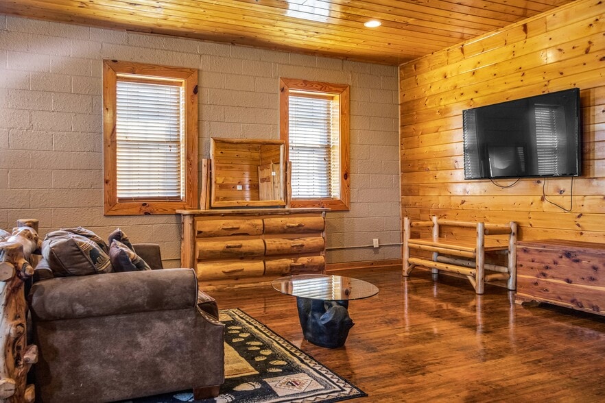 More Photos Of 301 School St, Tellico Plains Freestanding For Sale