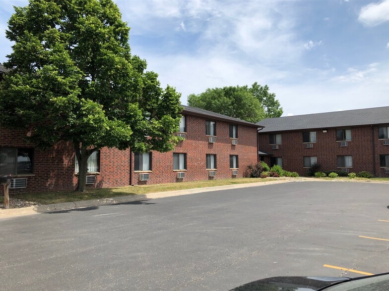 More Photos Of 2600 SE 16th St, Ames Hotel For Sale