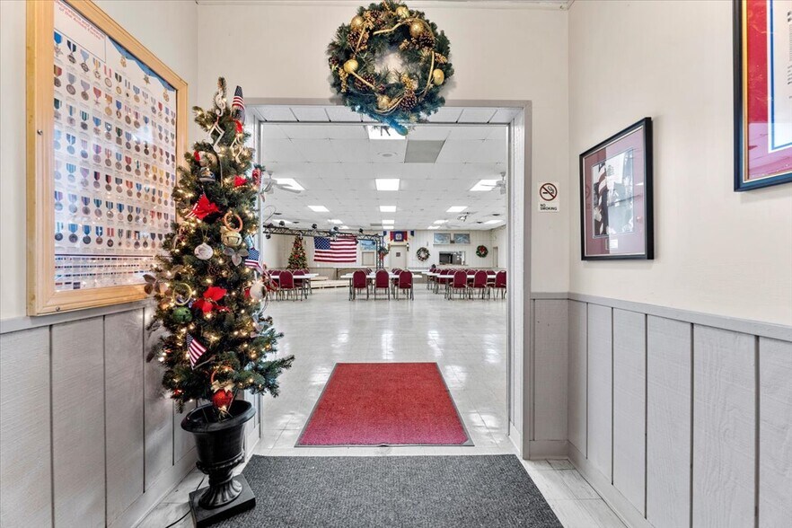 More Photos Of 8840 Macomb St, Grosse Ile General Retail For Sale