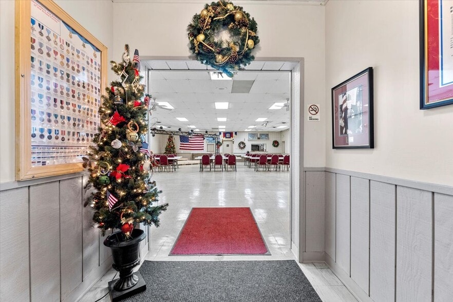 More Photos Of 8840 Macomb St, Grosse Ile Township Freestanding For Sale