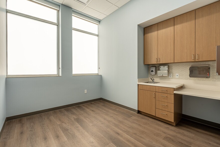 More Photos Of 140 Hansen Blvd, North Aurora Medical For Lease