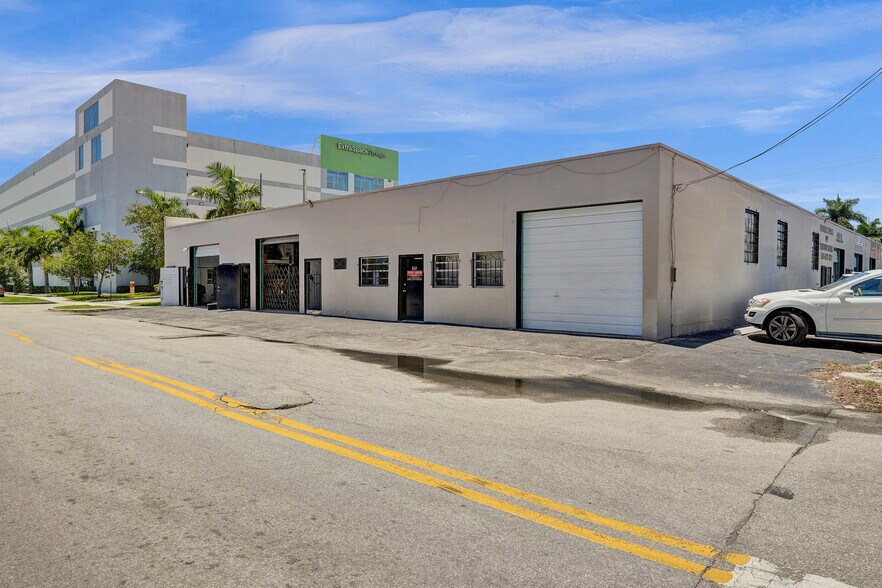 More Photos Of 828 NW 1st St, Fort Lauderdale Service For Sale