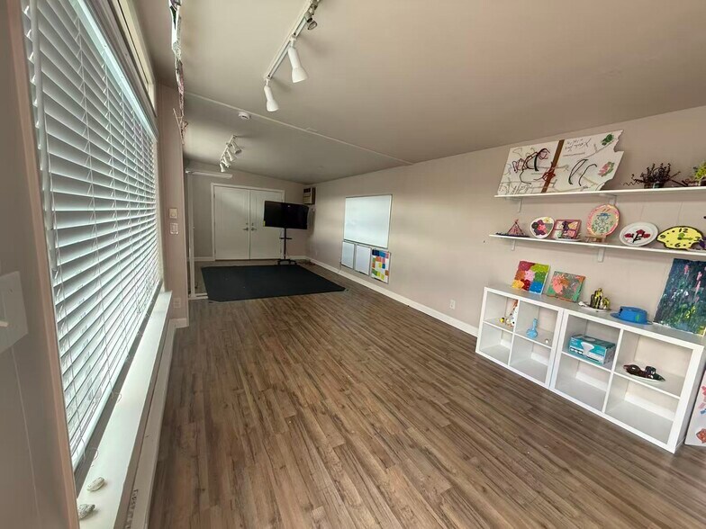 More Photos Of 1592 NW Maple St, Issaquah Showroom For Lease