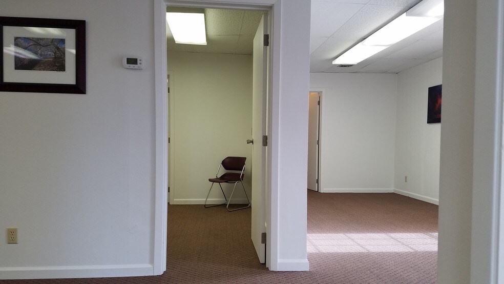 More Photos Of 515 Woodcrest Dr, Bloomington Medical For Lease