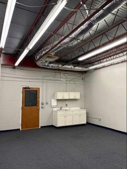More Photos Of 4551 Glenn Curtiss Dr, Addison Office For Lease