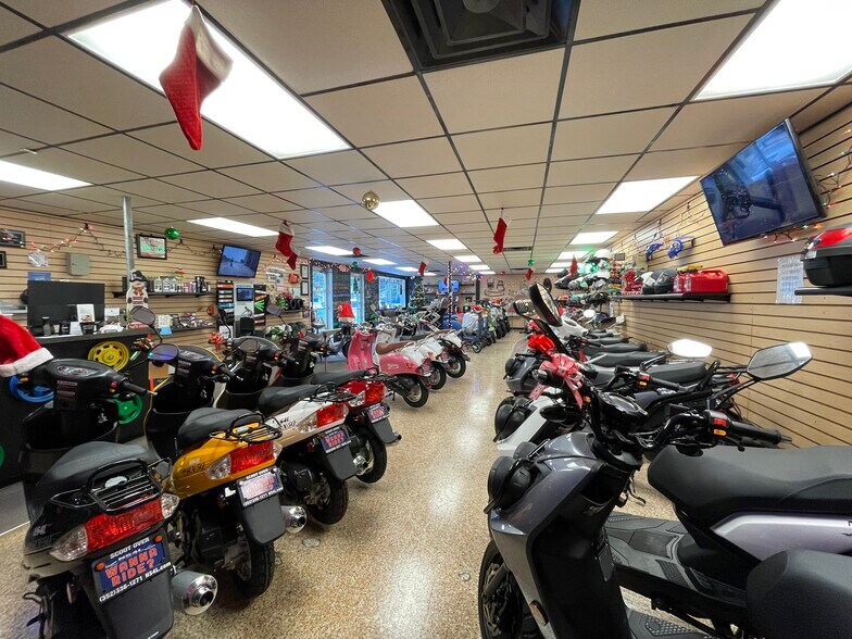 More Photos Of 633 NW 13th St, Gainesville General Retail For Sale