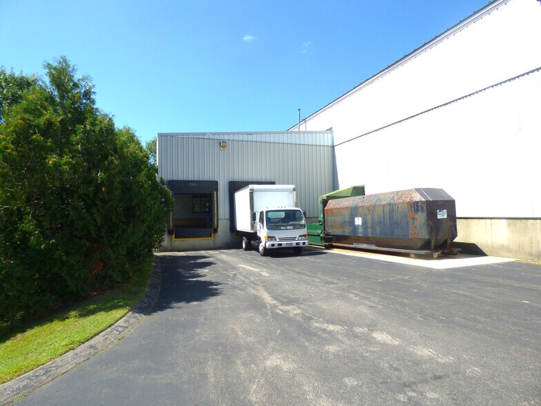 More Photos Of 9 Batchelder Rd, Seabrook Warehouse For Lease