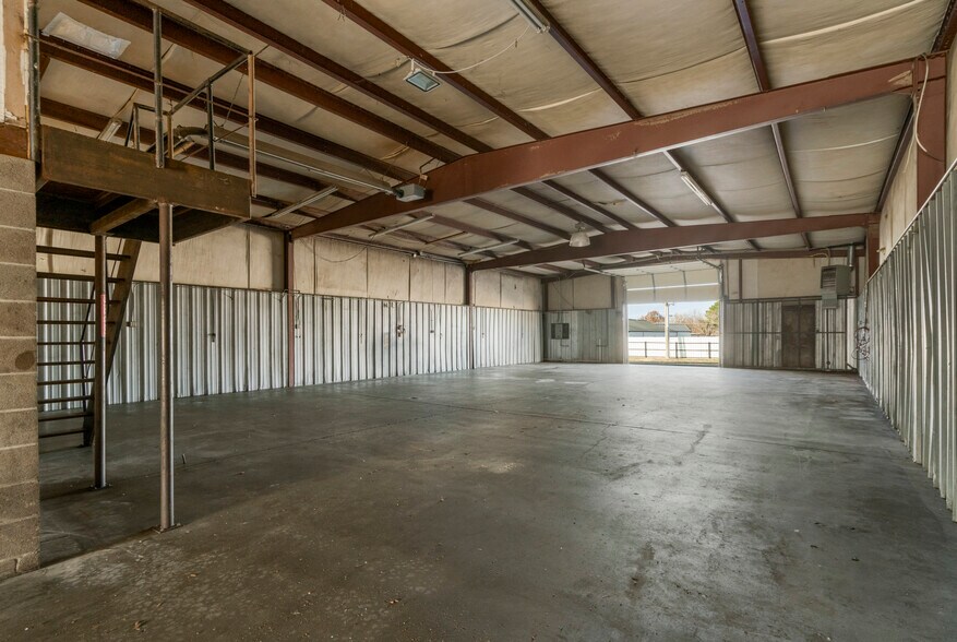 More Photos Of 12 S 111th Ave, Tulsa Service For Lease
