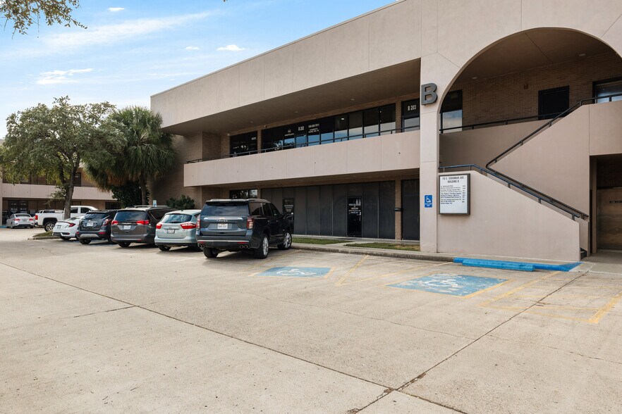 More Photos Of 110 E Savannah Ave, McAllen Medical For Sale