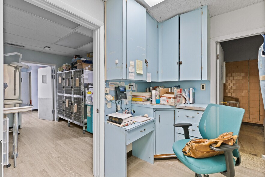 More Photos Of 5915 Belair Rd, Baltimore Veterinarian Kennel For Sale