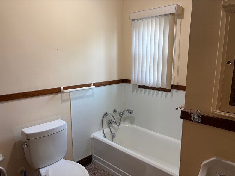 More Photos Of 1031 Columbus Ave, Sandusky Flex For Sale