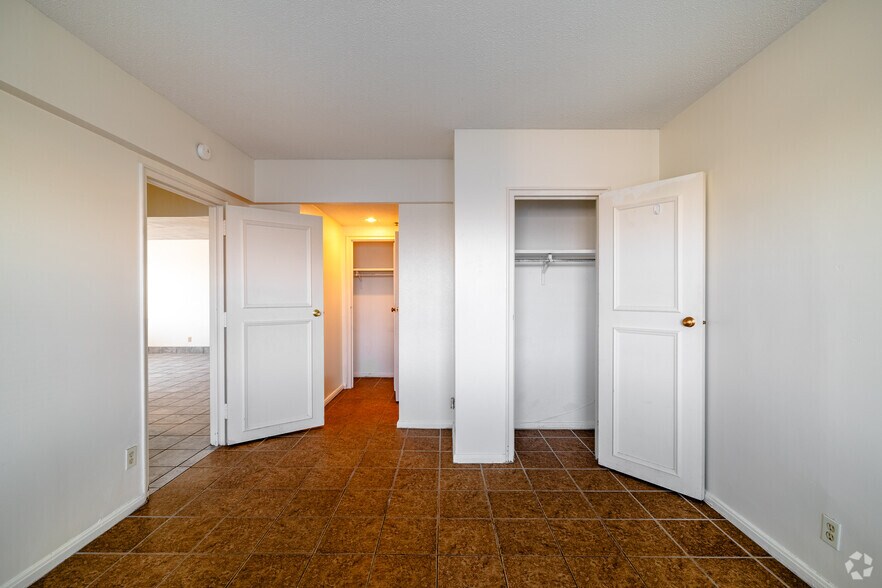 More Photos Of 17 E 2nd Ave, Hutchinson Apartments For Lease