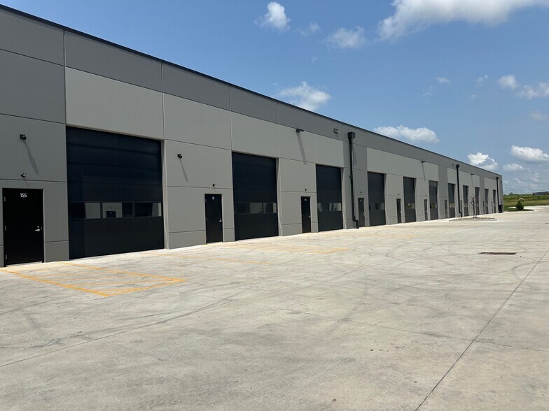 More Photos Of 800 Interstate Pky, Waukee Warehouse For Sale