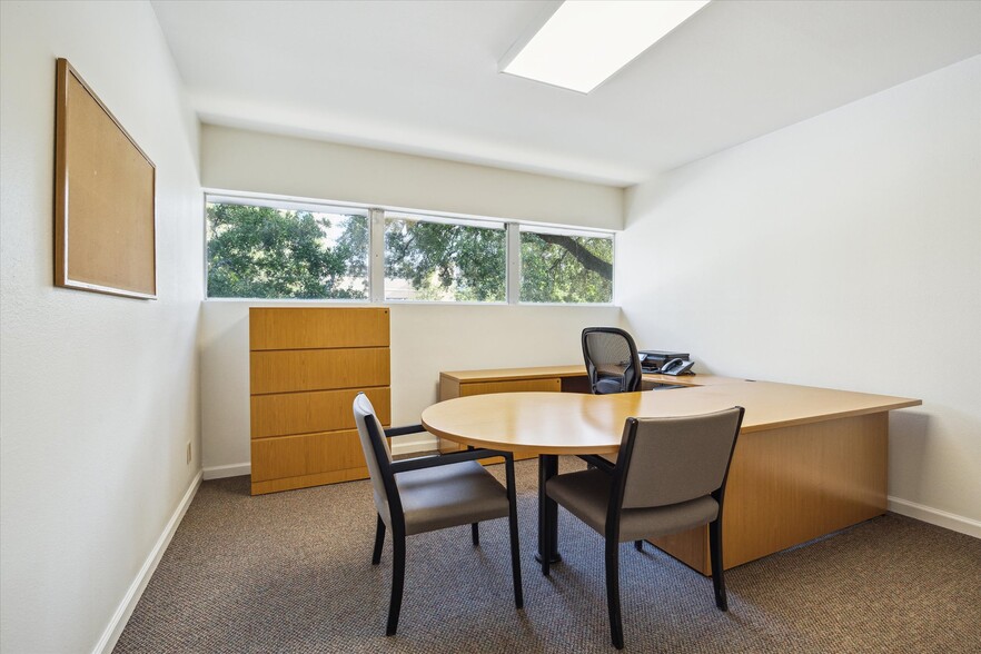 More Photos Of 1110 Lovett Blvd, Houston Office For Sale