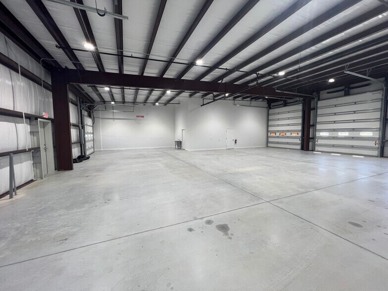 More Photos Of 6551 Corporate Park Cir, Fort Myers Warehouse For Lease