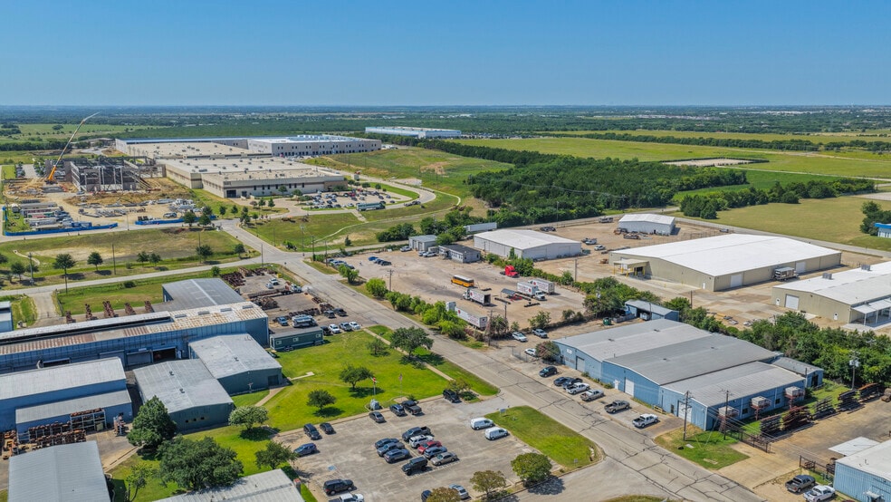 More Photos Of 950 Trinity Dr, Mansfield Flex For Lease