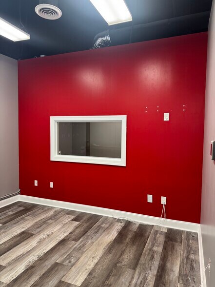 More Photos Of 53 Persimmon St, Bluffton Showroom For Lease