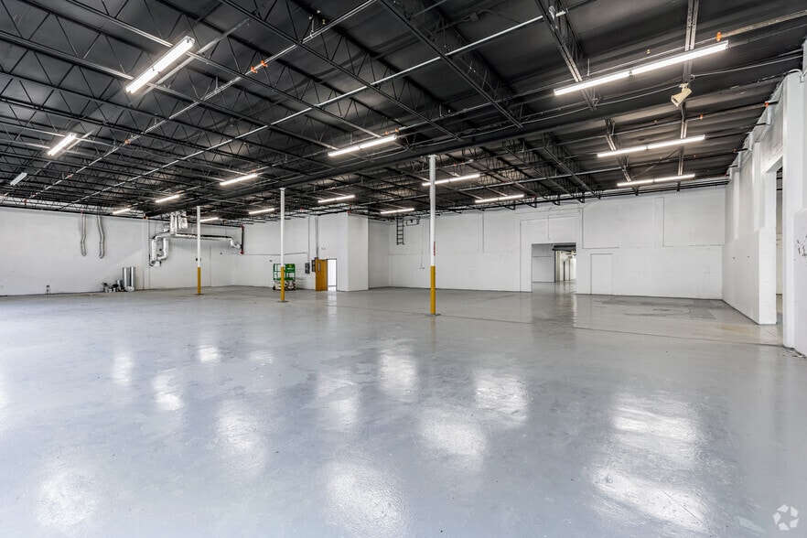 More Photos Of 2401 72nd St N, Saint Petersburg Manufacturing For Sale