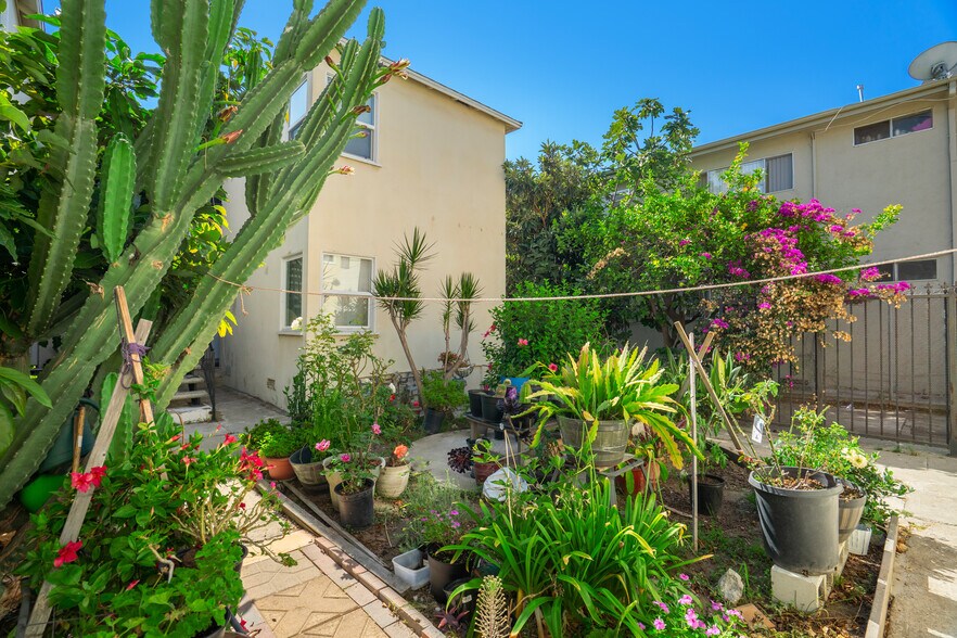 More Photos Of 2011 S Shenandoah St, Los Angeles Apartments For Sale