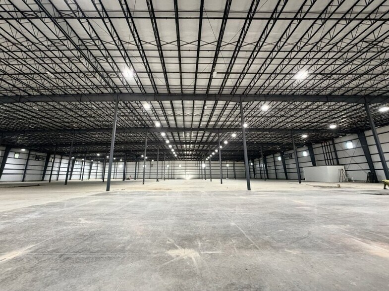More Photos Of 5177 Corporate Woods Dr, Kalamazoo Distribution For Lease