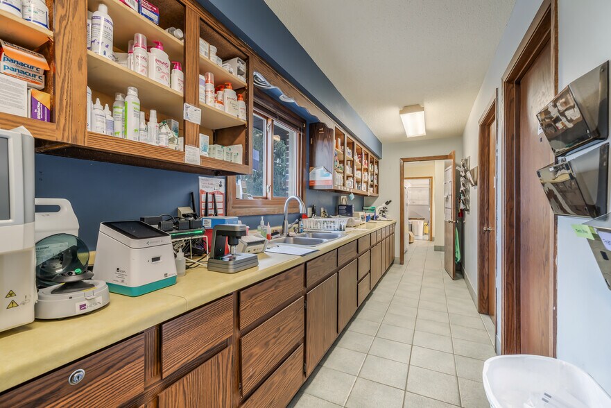 More Photos Of 645 Hawthorne Dr, Omro Veterinarian Kennel For Sale