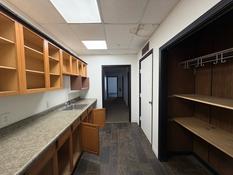 More Photos Of 15401 Industrial Dr, Schoolcraft Warehouse For Lease