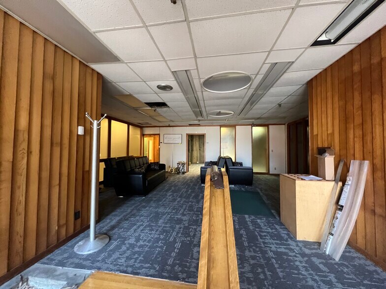 More Photos Of 136 Center St, Old Town Office For Sale