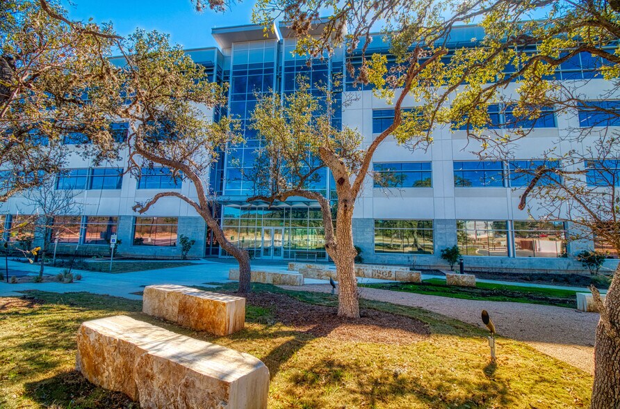 More Photos Of 927 E Sonterra Blvd, San Antonio Office For Lease