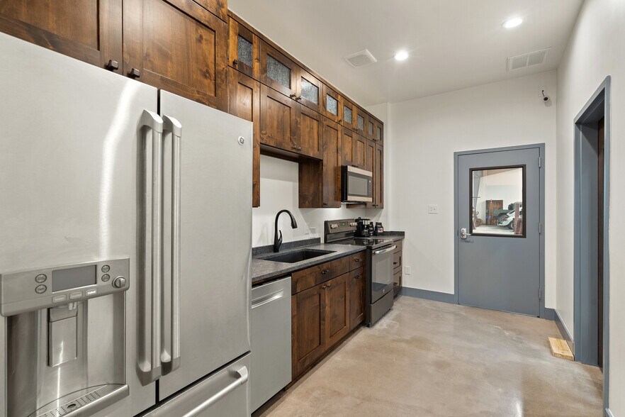 More Photos Of 101 Piper Ln, Spicewood Flex For Lease