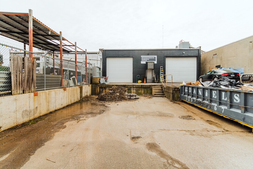 More Photos Of 1819 Gilford Ave, New Hyde Park Warehouse For Sale