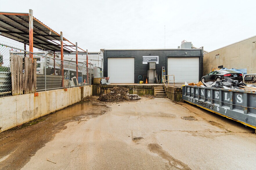 More Photos Of 1819 Gilford Ave, New Hyde Park Warehouse For Lease