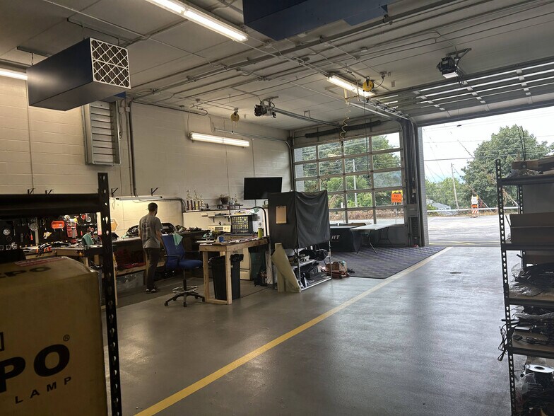 More Photos Of 70 Ridge Rd, Ontario Showroom For Lease