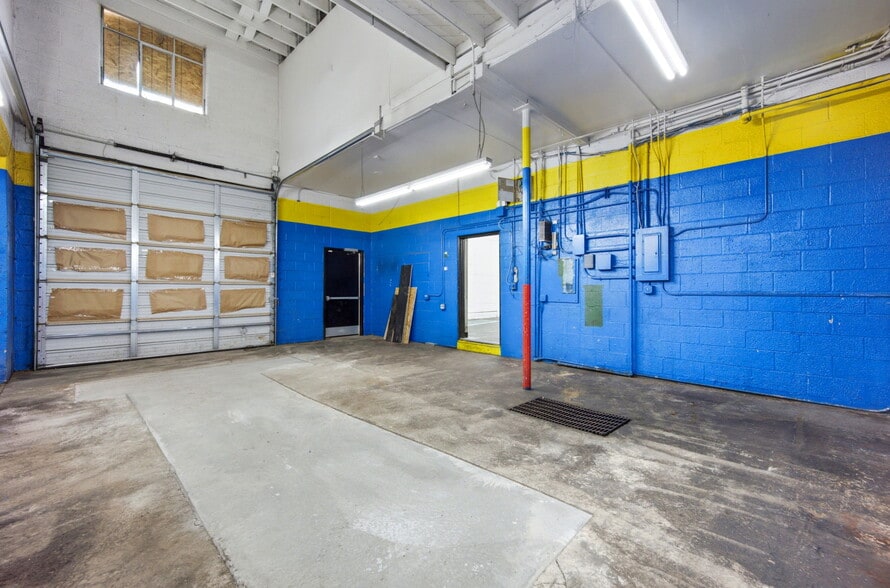 More Photos Of 2800 E Platte Ave, Colorado Springs Auto Repair For Lease