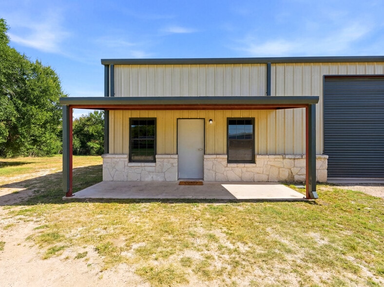 More Photos Of 117 Business Dr W, Kerrville Warehouse For Sale