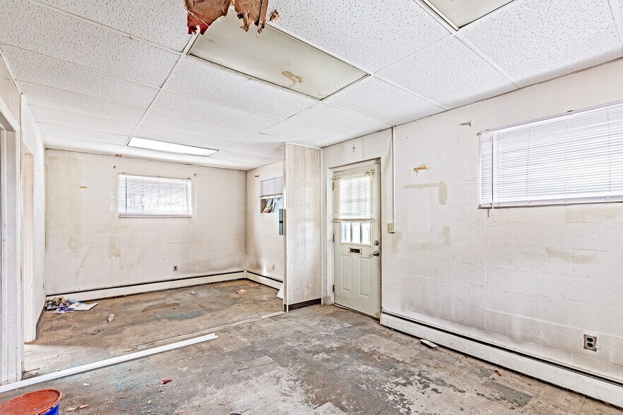 More Photos Of 16 S Maryland Ave, Wilmington General Retail For Sale