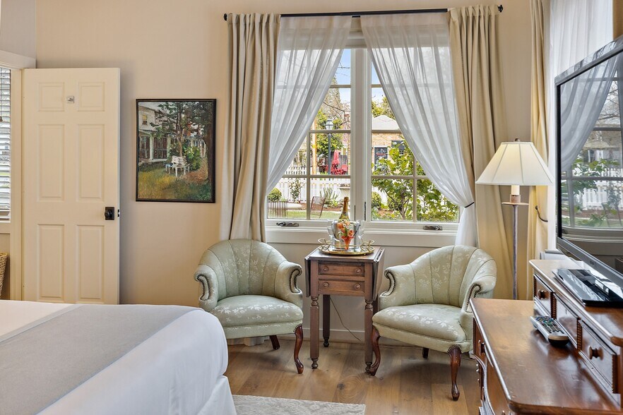 More Photos Of 240 E California St, Jacksonville Hotel For Sale