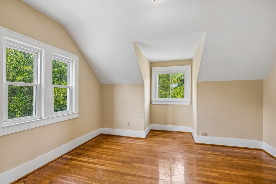 More Photos Of 609 W 7th St, Columbia Office For Sale