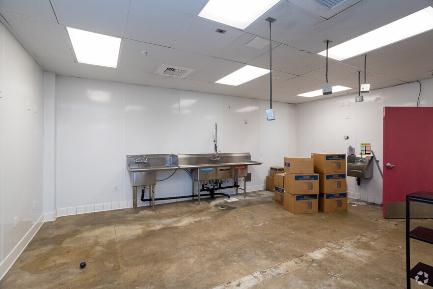 More Photos Of 615 N Western Ave, Los Angeles Storefront For Lease