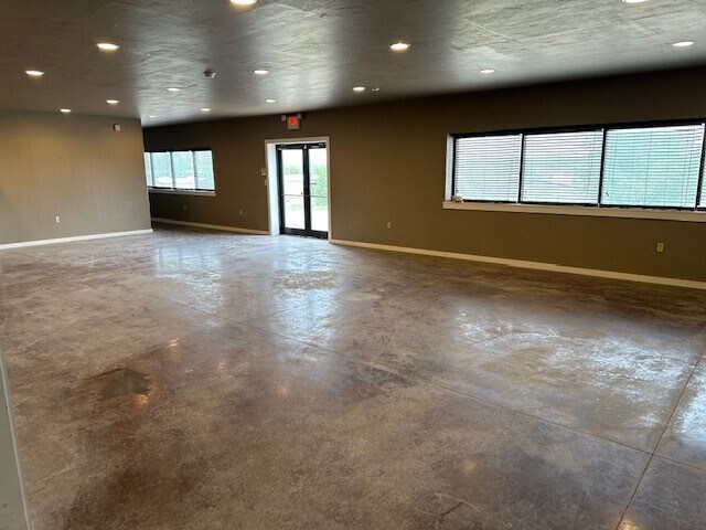 More Photos Of 6355 Boucher Dr, Edmond Showroom For Lease