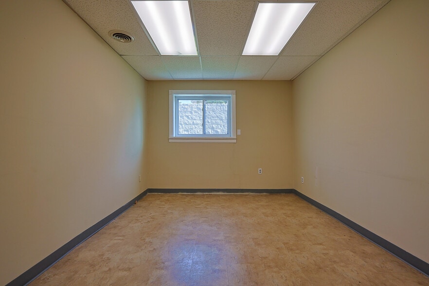 More Photos Of 315 N Main St, Brownstown Office For Sale