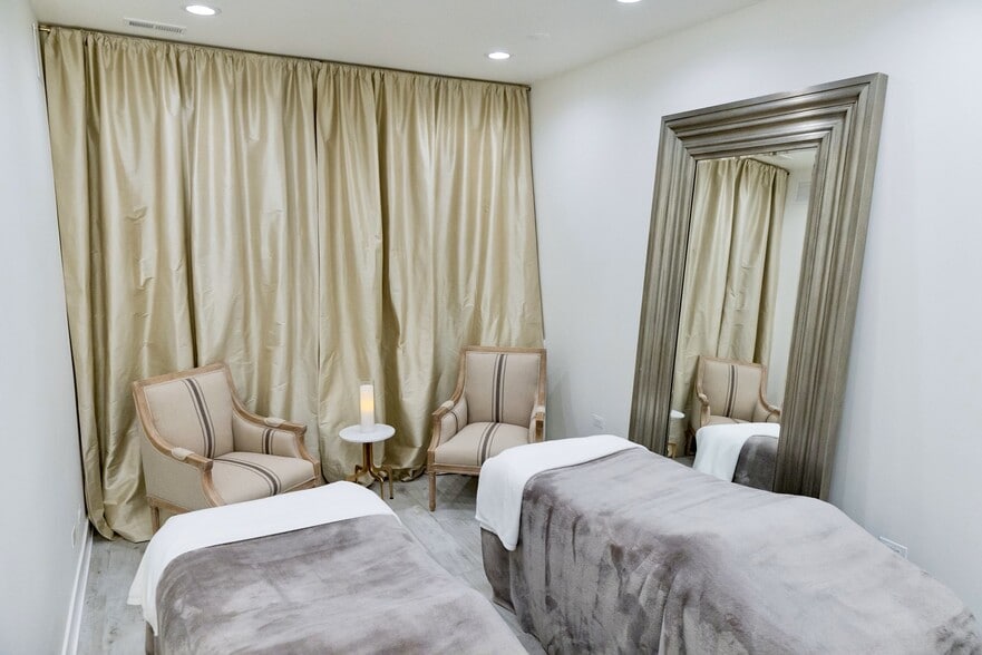 More Photos Of 22 E Elm St, Chicago Storefront Retail Office For Sale