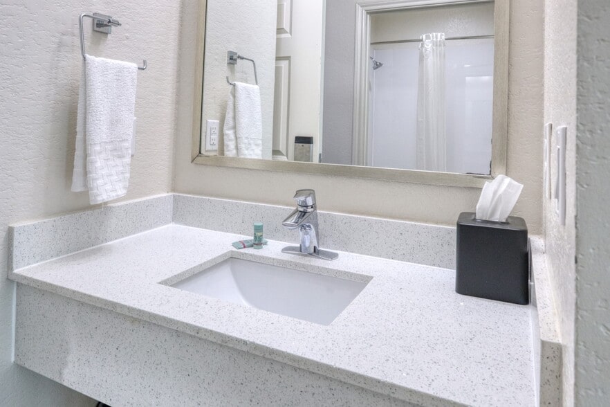 More Photos Of 18032 McKay Dr, Humble Hotel For Sale