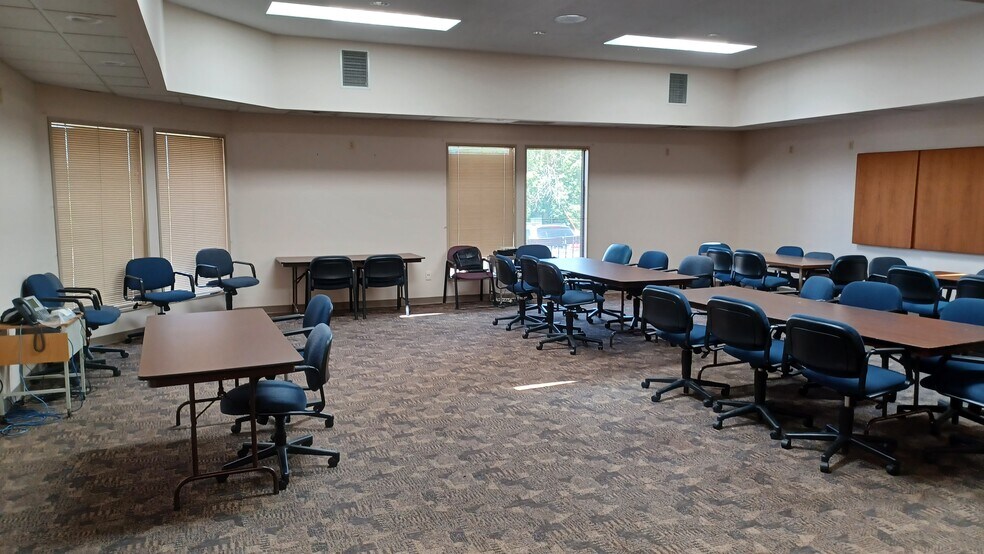 More Photos Of 931 13th Ave N, Clinton Storefront Retail Office For Lease