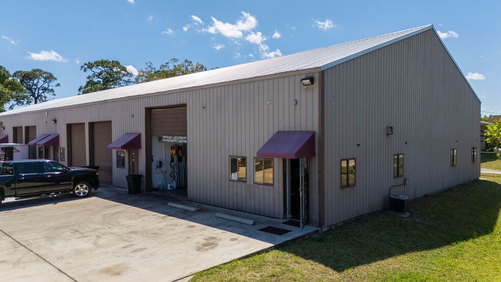 More Photos Of 1556-1578 SE South Niemeyer Cir, Port Saint Lucie Warehouse For Sale